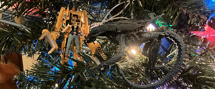 Ripley in a power loader faces off against the Alien Queen from the movie ALIENS.